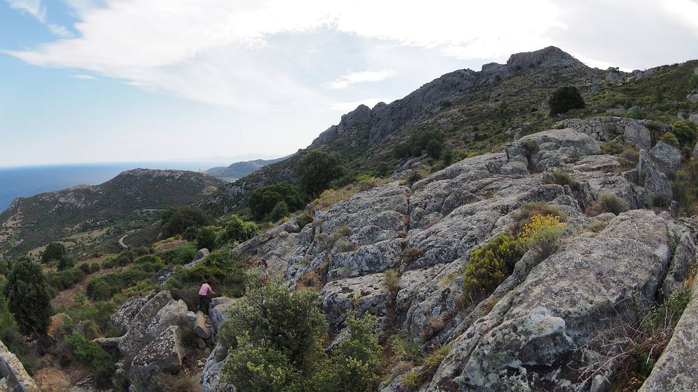 Foto: Datzi / Wandertour / Leichte Rundtour zu den verfallenen Bergdorf Occi und dessen Gipfel Capu D Occi / Der Anstieg zum Aussichtsfelsen und weiter zum Gipfel Capu D Occi / 04.08.2015 20:27:43