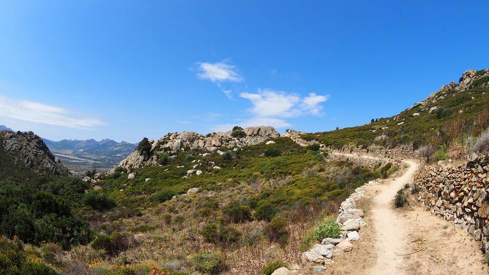 Foto: Datzi / Wandertour / Leichte Rundtour zu den verfallenen Bergdorf Occi und dessen Gipfel Capu D Occi / Der breite Rückweg zum Bergdorf / 04.08.2015 20:29:30