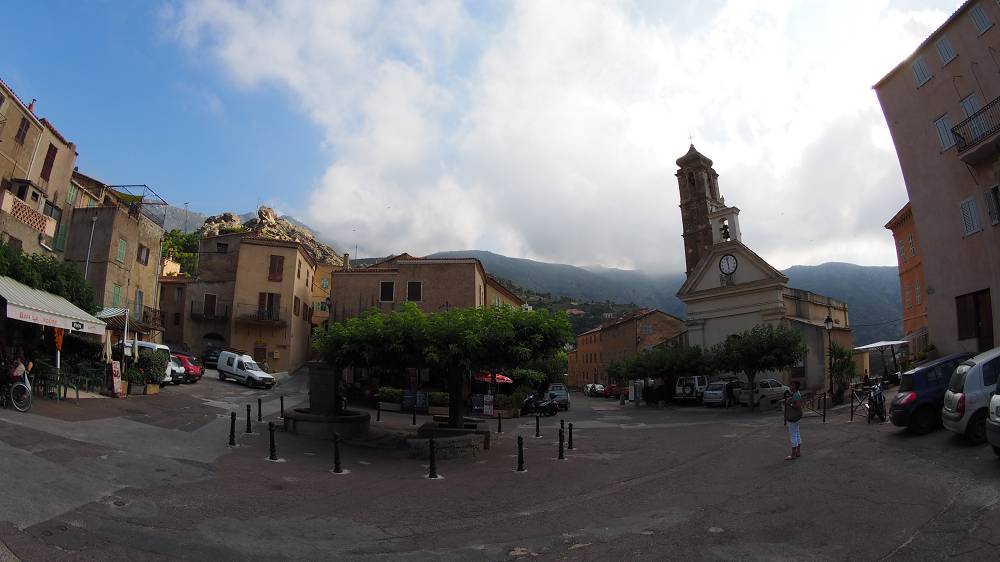 Foto: Datzi / Wandertour / Wunderschöner und Einsamer Sonnenuntergang am Monte Tolu / Das schöne Bergdorf Speloncato (Der Marktplatz) Unser Restaurant wo wir gegessen haben befindet sich gleich hinter den Bäumen / 06.08.2015 19:28:18