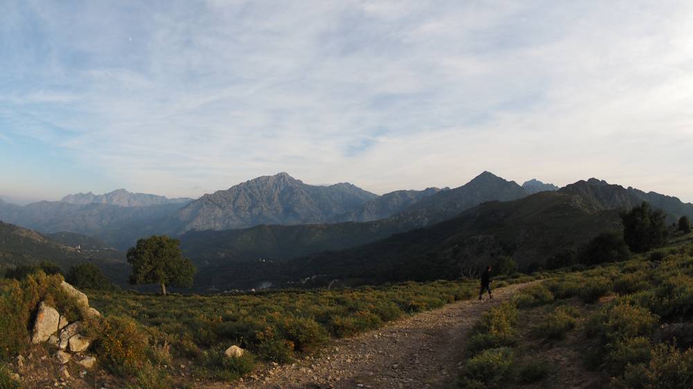 Foto: Datzi / Wandertour / Wunderschöner und Einsamer Sonnenuntergang am Monte Tolu / Am Beginn zum Anstieg ein leichter und breiter Weg / 06.08.2015 19:28:25