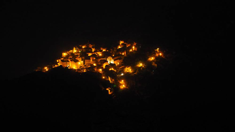 Foto: Datzi / Wandertour / Wunderschöner und Einsamer Sonnenuntergang am Monte Tolu / Das Bergdorf Speloncato beim Nächtlichen Abstieg / 06.08.2015 19:35:04