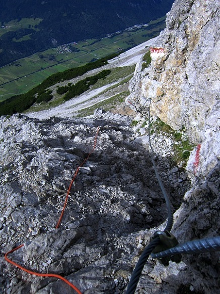 Foto: Andreas Koller / Wandertour / Über Imst auf den Tschirgant (2370m) / Kurze versicherte Stelle (A/B) / 06.08.2015 23:04:44