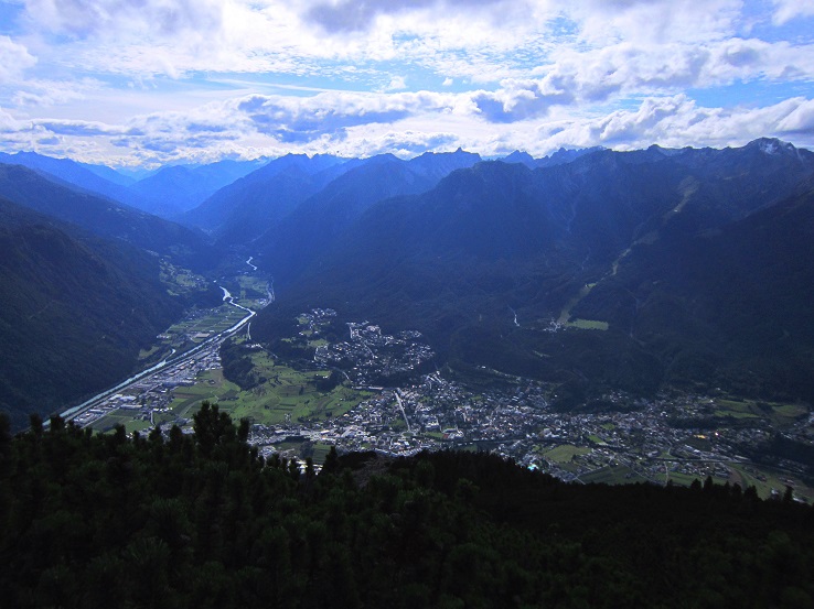 Foto: Andreas Koller / Wandertour / Über Imst auf den Tschirgant (2370m) / Tiefblick auf Imst / 06.08.2015 23:02:59