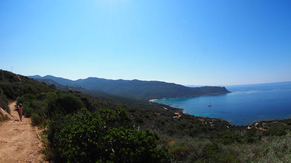 Foto: Datzi / Wandertour / Wanderung über eine Halbinsel zu einem Badestrand / Am Beginn ist der Weg breit, mit Blick zur Küste / 10.08.2015 15:36:23