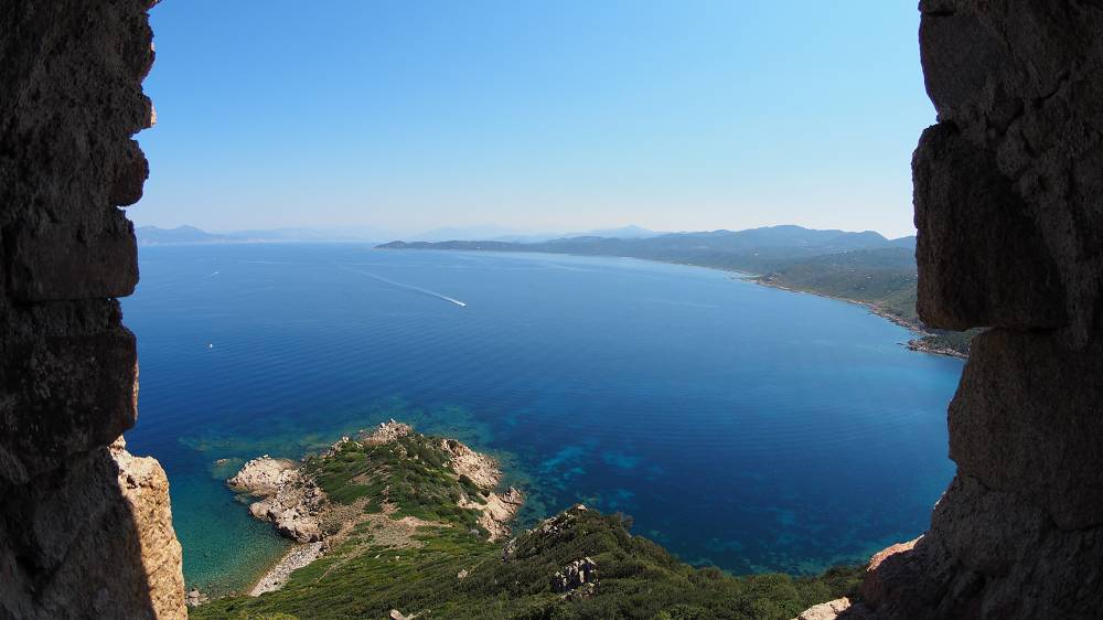 Foto: Datzi / Wandertour / Wanderung über eine Halbinsel zu einem Badestrand / Blick vom Fenster des Aussichtsturmes / 10.08.2015 15:39:09