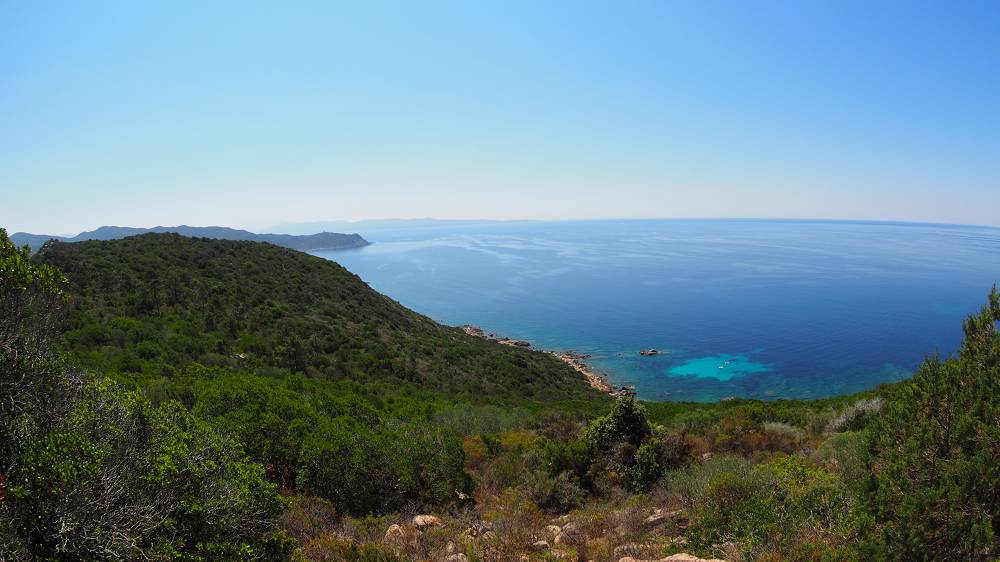 Foto: Datzi / Wandertour / Wanderung über eine Halbinsel zu einem Badestrand / Der Weg zur Küste / 10.08.2015 15:39:45