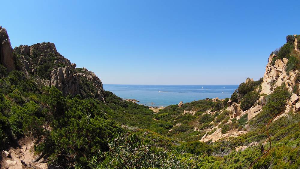 Foto: Datzi / Wandertour / Wanderung über eine Halbinsel zu einem Badestrand / Unser Abstieg zur Küste , wo wir bald den Strand erreichen / 10.08.2015 15:39:59
