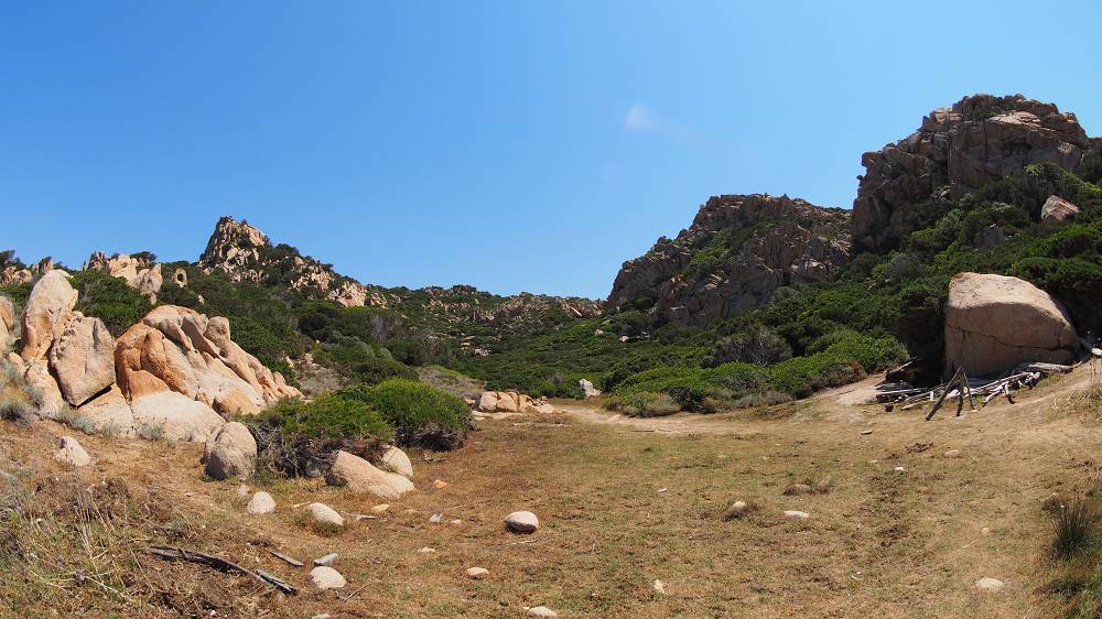 Foto: Datzi / Wandertour / Wanderung über eine Halbinsel zu einem Badestrand / Blick zurück zum Weg von der Küste / 10.08.2015 15:40:17