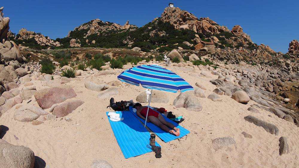 Foto: Datzi / Wandertour / Wanderung über eine Halbinsel zu einem Badestrand / Ein Sonnenschirm im Rucksack ist immer ratsam mitzunehmen / 10.08.2015 15:44:01