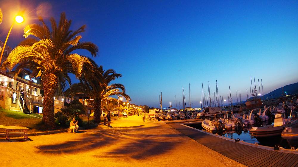 Foto: Datzi / Wandertour / Wanderung über eine Halbinsel zu einem Badestrand / Entlang des Hafens Abends dahin bummeln / 10.08.2015 15:47:33