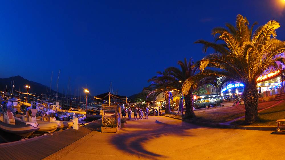 Foto: Datzi / Wandertour / Wanderung über eine Halbinsel zu einem Badestrand / Genug Möglichkeiten um den Abend mit einen gutes Essen ausklingen lassen / 10.08.2015 15:47:46