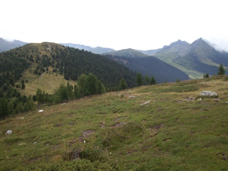 Foto: Wolfgang Dröthandl / Wandertour / Lutterkopf und Durakopf / Blick auf den Weiterweg (Durakopf in Bildmitte), rechts Rudlhorn / 18.08.2015 20:56:43