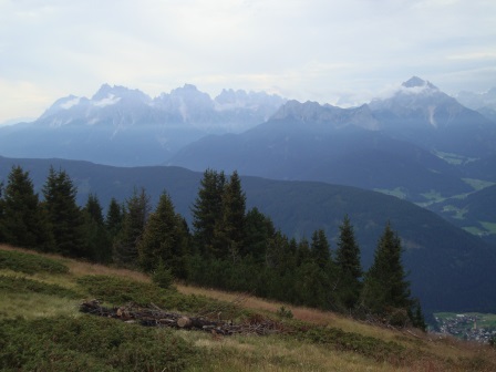 Foto: Wolfgang Dröthandl / Wandertour / Lutterkopf und Durakopf / V. l. Sextner Dolomiten, Sarlkofl und Dürrenstein; im Tal rechts Taisten / 18.08.2015 20:55:31