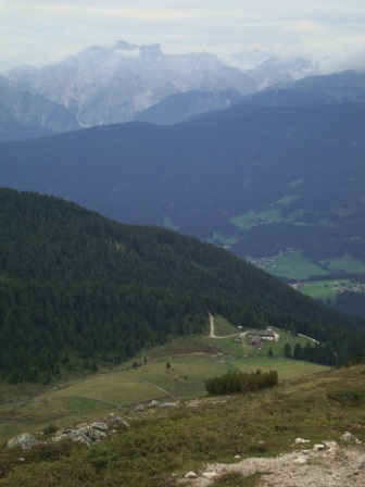 Foto: Wolfgang Dröthandl / Wandertour / Lutterkopf und Durakopf / Tiefblick auf die Taistner Alm vom Durakopf; im Hintergrund Seekofel (Pragser Dolomiten) / 18.08.2015 20:50:31