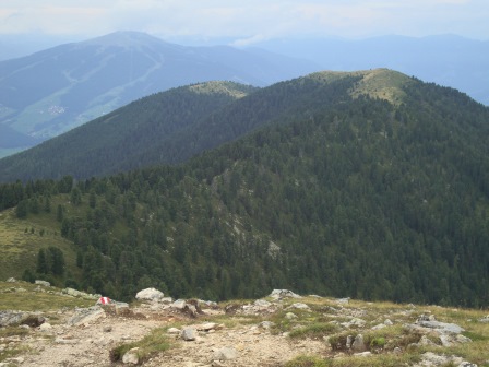 Foto: Wolfgang Dröthandl / Wandertour / Lutterkopf und Durakopf / Blick zurück zum Lutterkopf (links), dahinter Kronplatz / 18.08.2015 20:49:34