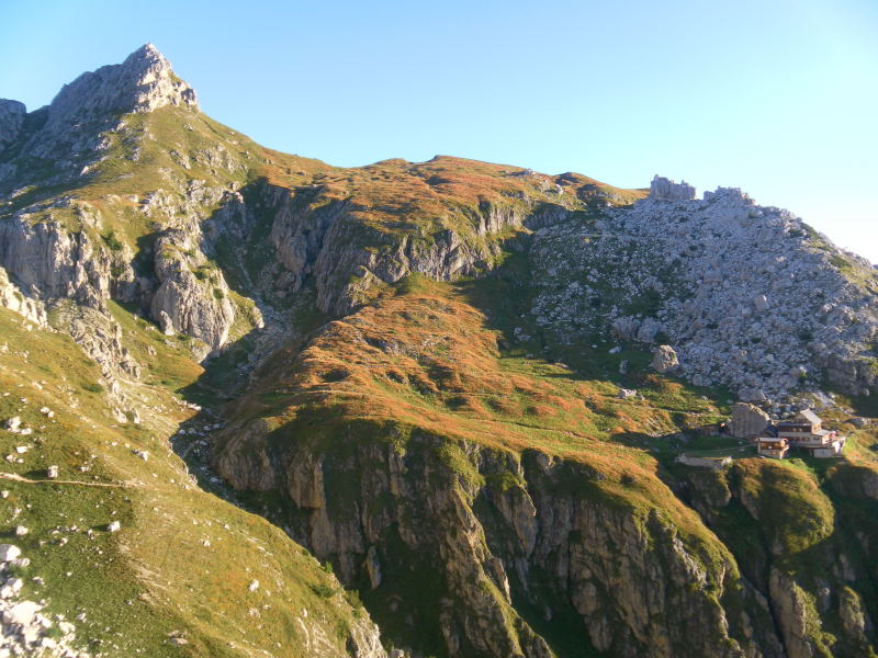 Foto: Wolfgang Lauschensky / Wandertour / Cima Coldai 2403m / Cima und Rifugio Coldai mit erahnbarer Anstiegsroute / 27.08.2015 14:34:22