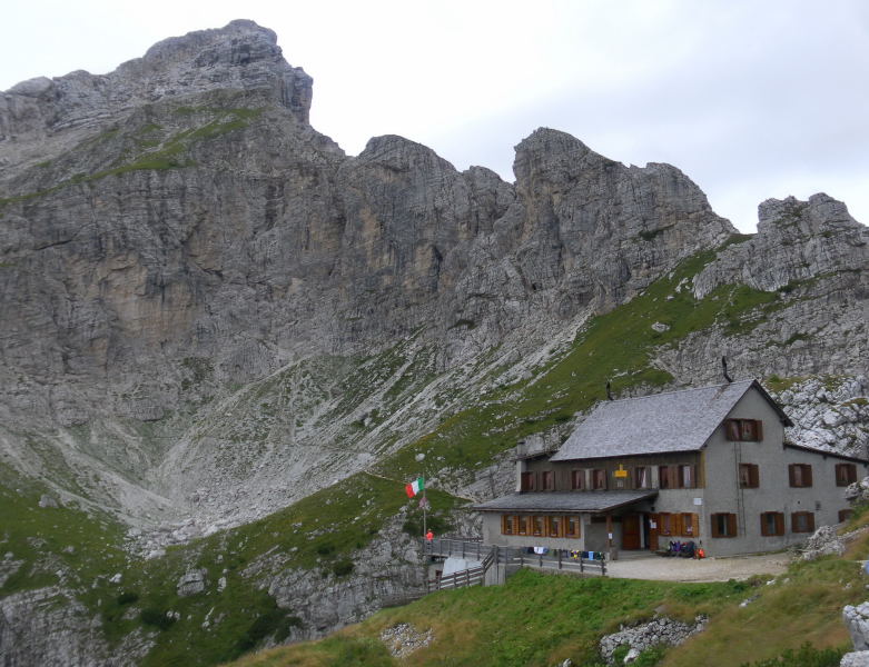 Foto: Wolfgang Lauschensky / Wandertour / Cima Coldai 2403m / Weiterweg vom Rif. Coldai zur Ferrata Alleghesi Richtung Cima Civetta / 27.08.2015 14:32:38
