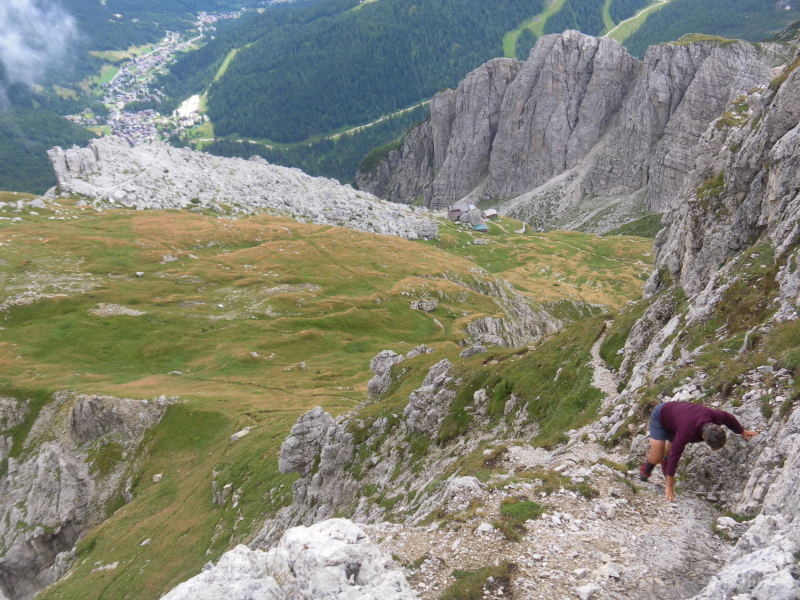 Foto: Wolfgang Lauschensky / Wandertour / Cima Coldai 2403m / Tiefblick aus dem Felsband zur Coldaihütte / 27.08.2015 14:29:18