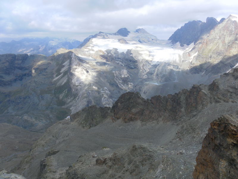 Foto: Wolfgang Lauschensky / Wandertour / Punta Marinelli 3182m / Tiefblick zum Rifugio Marinelli, dahinter die Vedretta di Scerscen Inferiore / 20.09.2015 12:41:00