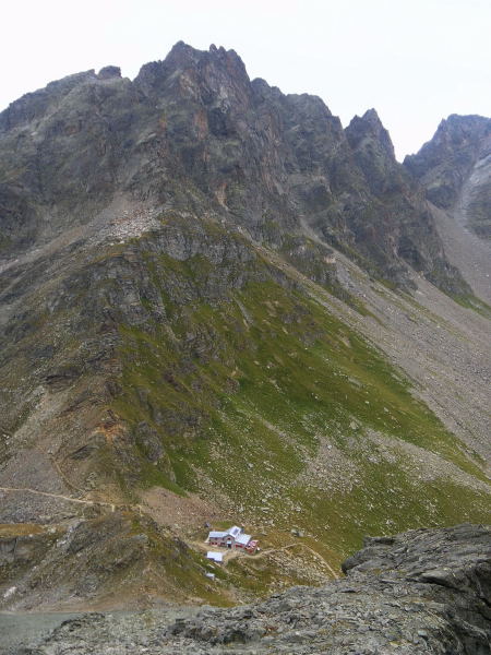 Foto: Wolfgang Lauschensky / Wandertour / Monte delle Forbici 2910m / Tiefblick zum Rifugio Carate mit Cime di Musella / 20.09.2015 13:11:07