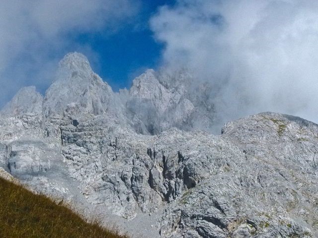 Foto: Alpintouren Redaktion / Wandertour / Hohe Warte/.at = Monte Coglians/.it Wanderweg / Aussicht v. Pic Chiadin - Kellerspitzen, Kollinkofel / 29.09.2015 10:41:29