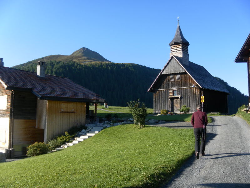 Foto: Wolfgang Lauschensky / Wandertour / Muttner Horn 2401m und Muttner Höhi 2000m / Muttner Horn hinter Holzkirche von Obermutten / 23.09.2015 20:28:56