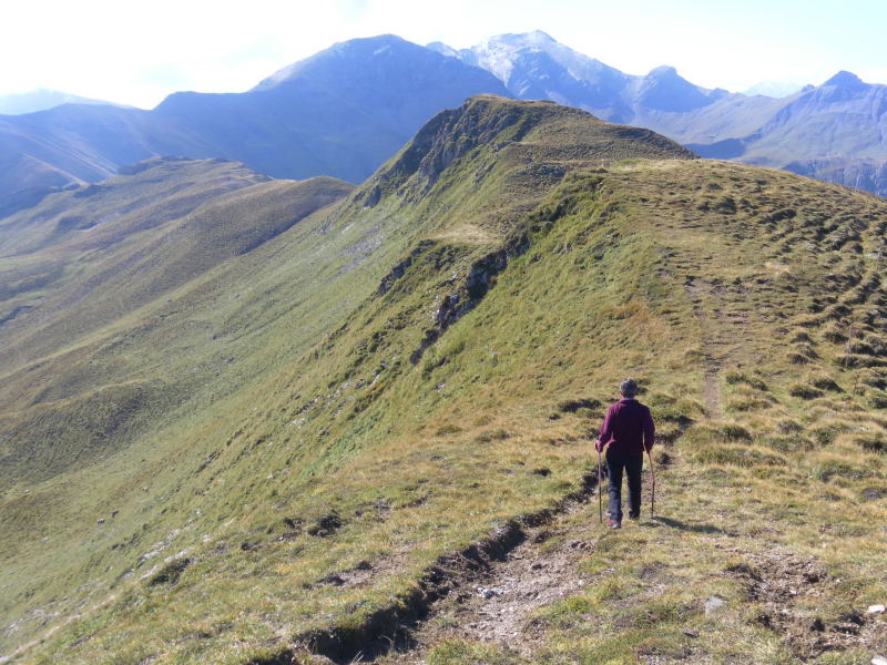 Foto: Wolfgang Lauschensky / Wandertour / Muttner Horn 2401m und Muttner Höhi 2000m / Gipfelrücken zum höchsten Punkt des Muttner Horns, dahinter Piz Curver / 23.09.2015 20:26:47