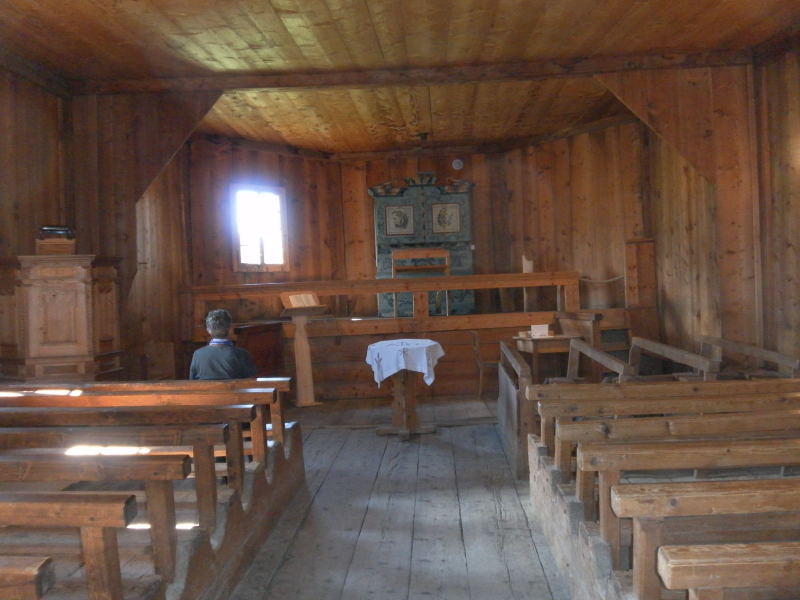 Foto: Wolfgang Lauschensky / Wandertour / Muttner Horn 2401m und Muttner Höhi 2000m / schlichte Holzkirche / 23.09.2015 20:25:51