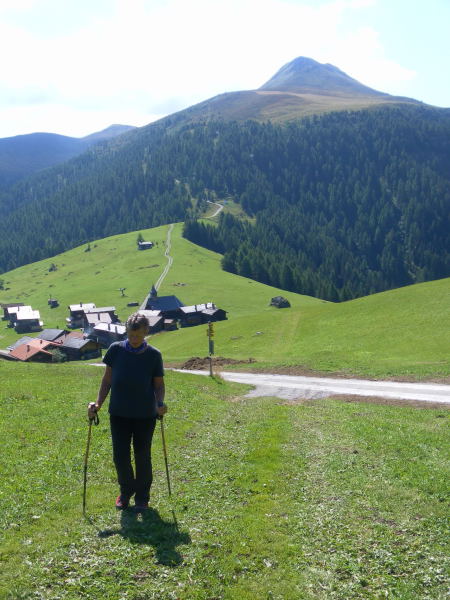 Foto: Wolfgang Lauschensky / Wandertour / Muttner Horn 2401m und Muttner Höhi 2000m / Abzweigung zur Muttner Höhi, im Hintergrund das Muttner Horn / 23.09.2015 20:25:29