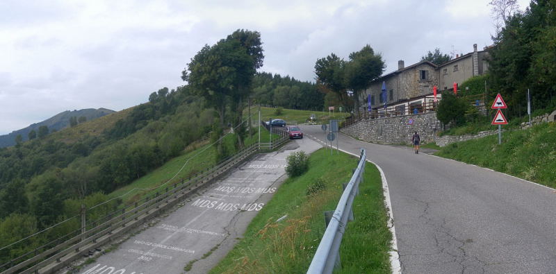 Foto: Wolfgang Lauschensky / Wandertour / Monte Palanzone 1436m von der Colma di Sormano / Capanna Stoppani am Colma di Sormano / 25.09.2015 17:47:01