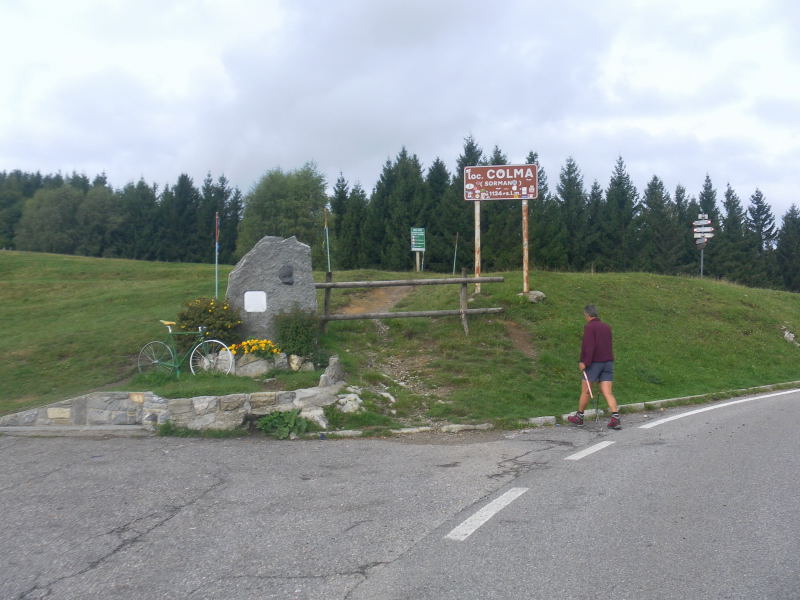 Foto: Wolfgang Lauschensky / Wandertour / Monte Palanzone 1436m von der Colma di Sormano / Radfahrerdenkmal am Ende der Rennstrecke Mura di Sormano / 25.09.2015 17:46:39