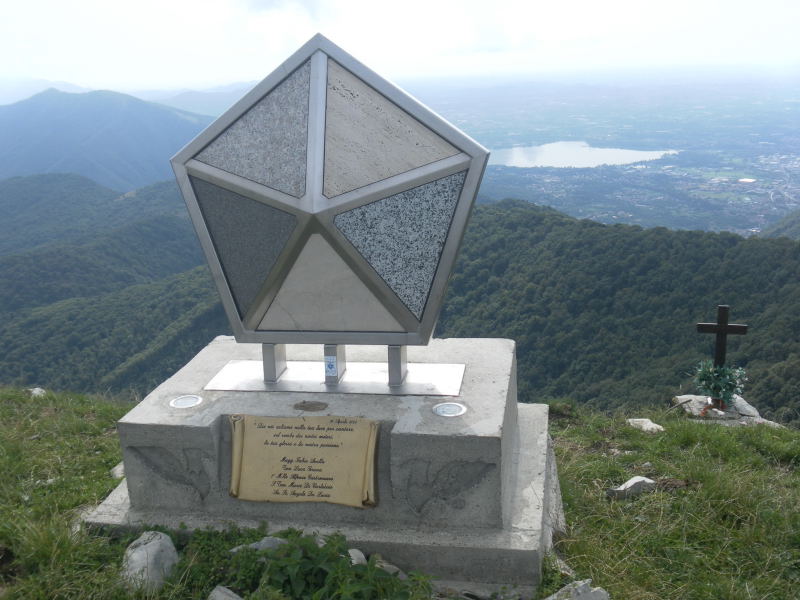 Foto: Wolfgang Lauschensky / Wandertour / Monte Palanzone 1436m von der Colma di Sormano / Gipfeldenkmal Monte Bul / 25.09.2015 17:45:10