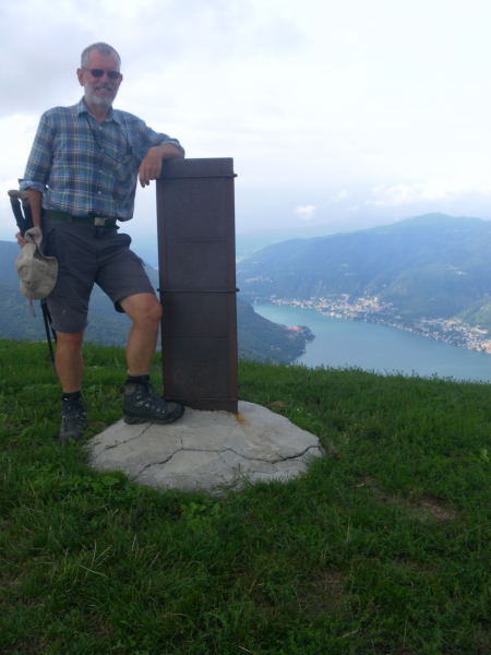 Foto: Wolfgang Lauschensky / Wandertour / Monte Palanzone 1436m von der Colma di Sormano / Gipfelmarke des Palanzone und Comosee / 25.09.2015 17:44:27