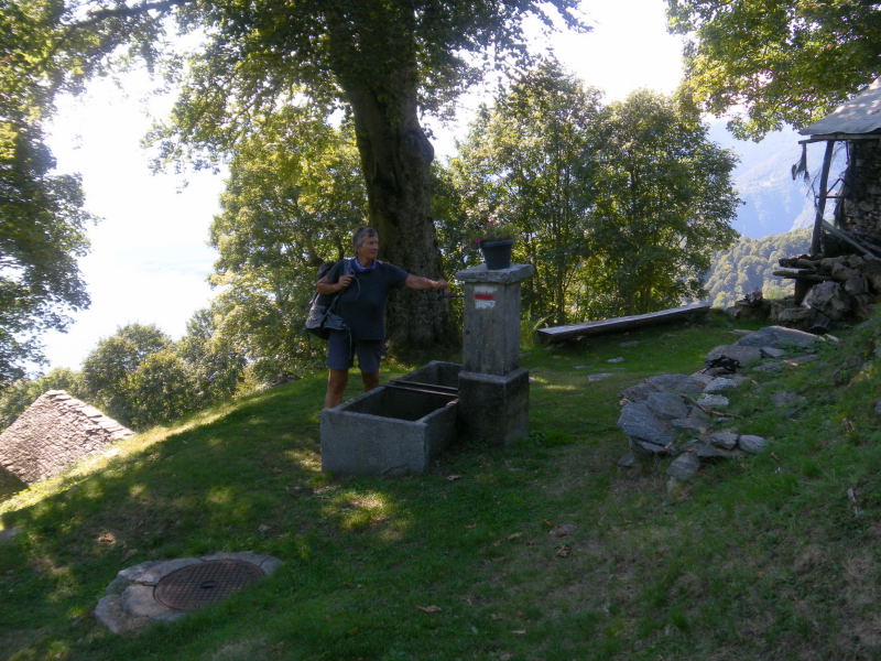 Foto: Wolfgang Lauschensky / Wandertour / Sassariente 1768m Runde von Monti della Motta / Brunnen in Monti di Gola / 29.09.2015 23:52:10