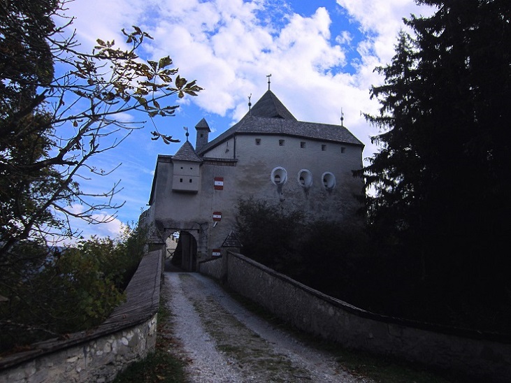 Foto: Andreas Koller / Klettersteigtour / Burgfels Klettersteig Strechau (835m) / Burg Strechau / 07.10.2015 01:22:13