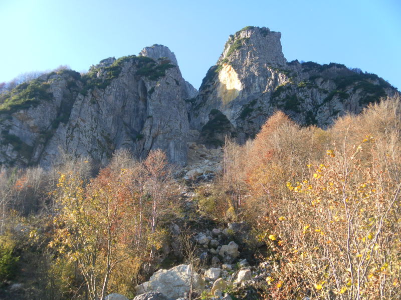 Foto: Wolfgang Lauschensky / Klettersteigtour / Monte Cornetto 1899m über Vajo Stretto / Blick in den Schluchtanstieg Vajo Stretto / 01.11.2015 19:21:42