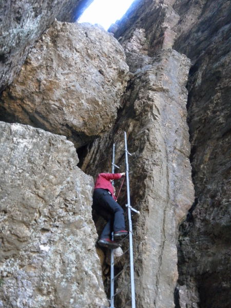 Foto: Wolfgang Lauschensky / Klettersteigtour / Monte Cornetto 1899m über Vajo Stretto / Leiterausstieg in Höhle mit Steigbuch / 01.11.2015 19:20:01