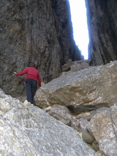 Foto: Wolfgang Lauschensky / Klettersteigtour / Monte Cornetto 1899m über Vajo Stretto / in der engen Schlucht / 01.11.2015 19:19:37