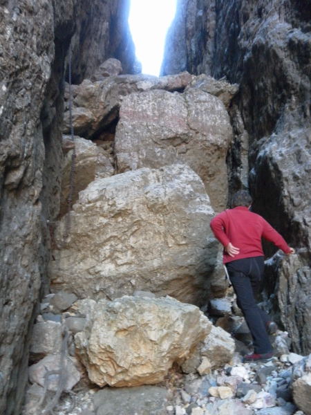 Foto: Wolfgang Lauschensky / Klettersteigtour / Monte Cornetto 1899m über Vajo Stretto / Felsblöcke in der Schlucht / 01.11.2015 19:19:27