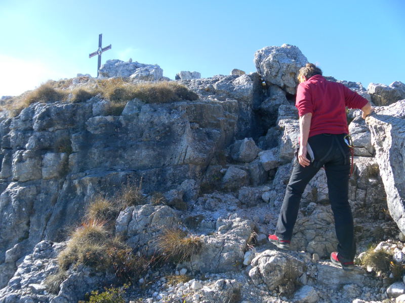 Foto: Wolfgang Lauschensky / Klettersteigtour / Monte Cornetto 1899m über Vajo Stretto / letzte Gipfelblöcke / 01.11.2015 19:17:22