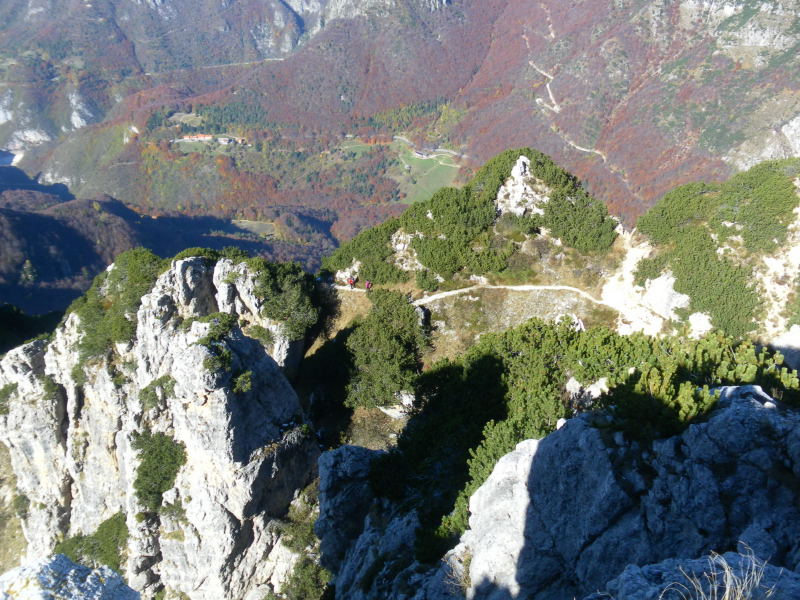Foto: Wolfgang Lauschensky / Klettersteigtour / Monte Cornetto 1899m über Vajo Stretto / Gipfelblick zum Abzweig An-Abstieg / 01.11.2015 19:16:59