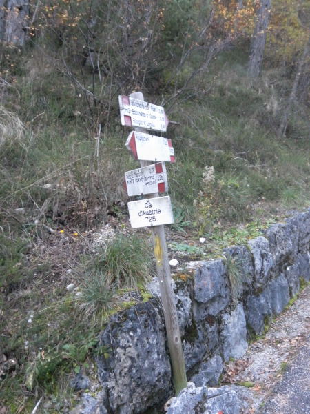 Foto: Wolfgang Lauschensky / Klettersteigtour / Corno Battisti 1778m über Sentiero attrezzato Franco Galli / Abzweig von der Straße ins Valle di Fixi / 03.11.2015 18:56:01