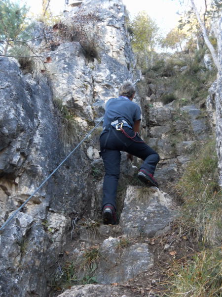 Foto: Wolfgang Lauschensky / Klettersteigtour / Corno Battisti 1778m über Sentiero attrezzato Franco Galli / erste Gratschrofen / 03.11.2015 18:54:49