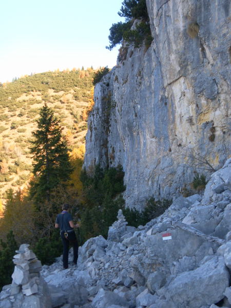 Foto: Wolfgang Lauschensky / Klettersteigtour / Corno Battisti 1778m über Sentiero attrezzato Franco Galli / Kar unter der NW-Wand / 03.11.2015 18:52:09