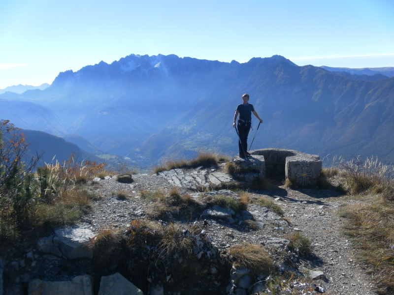 Foto: Wolfgang Lauschensky / Klettersteigtour / Corno Battisti 1778m über Sentiero attrezzato Franco Galli / Corno Battisti mit Piccole Dolomiti (Cima Carega) im Hintergrund / 03.11.2015 18:51:57