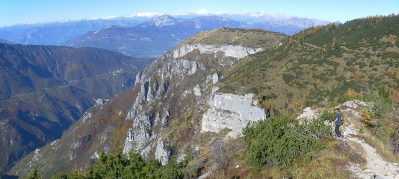 Foto: Wolfgang Lauschensky / Klettersteigtour / Corno Battisti 1778m über Sentiero attrezzato Franco Galli / Abstieg in die Selletta Battisti - am Horizont Adamello (Care Alto) und Presanella. / 03.11.2015 18:51:42