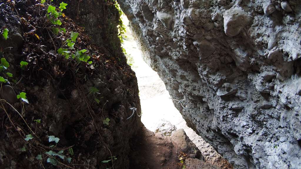 Foto: Datzi / Wandertour / Familienwanderung durch die wildromantische Erlaufschlucht in Purgstall / Der Weg ist teilweise mit Seilen gesichert und es wird auch eng / 14.11.2015 10:46:59