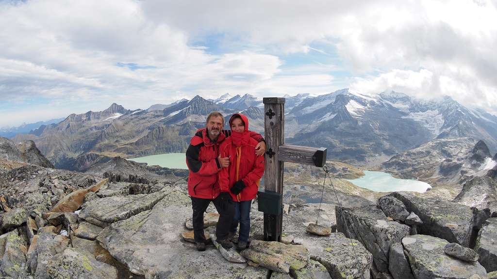 Foto: Datzi / Wandertour / Von der Rudolfshütte auf das Hohe Fürleg / Ein Gipfelfoto von mir und meiner Frau (Danke an Gerhard für dieses Foto, ich hatte ja viel zu tun, musste meine Frau sichern sonst hätte sie der Föhnwind verblassen- ein Föhnsturm von 120km/h ist ja kein Lüfterl?) / 15.11.2015 13:10:30