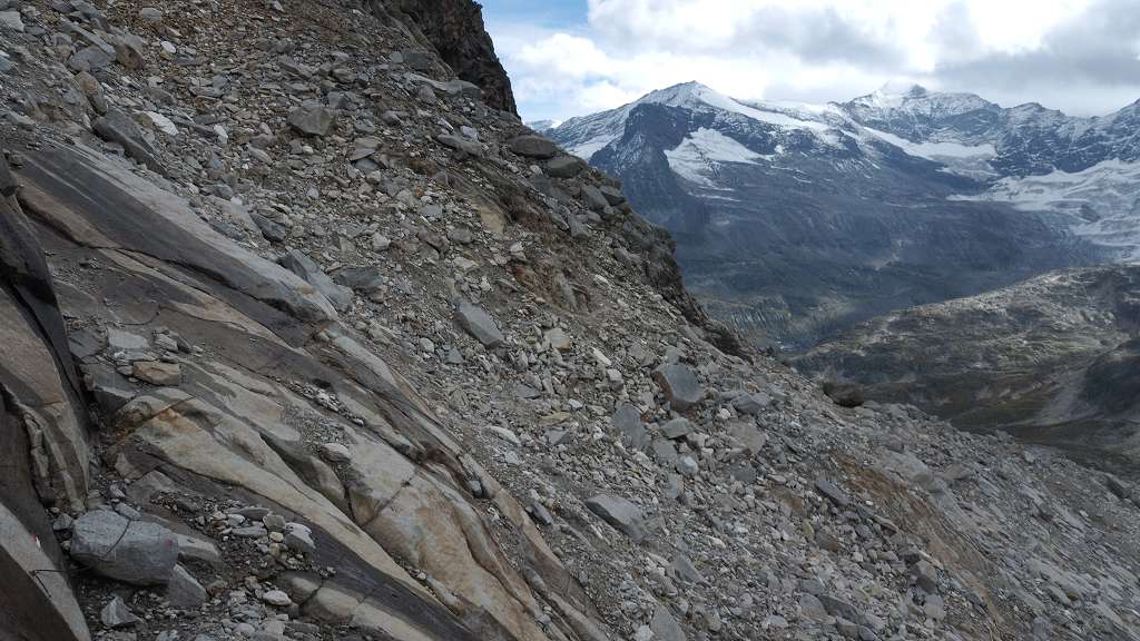 Foto: Datzi / Wandertour / Von der Rudolfshütte auf das Hohe Fürleg / Hier sieht man die Kette von der Querung des glatten Felsen / 15.11.2015 13:13:52