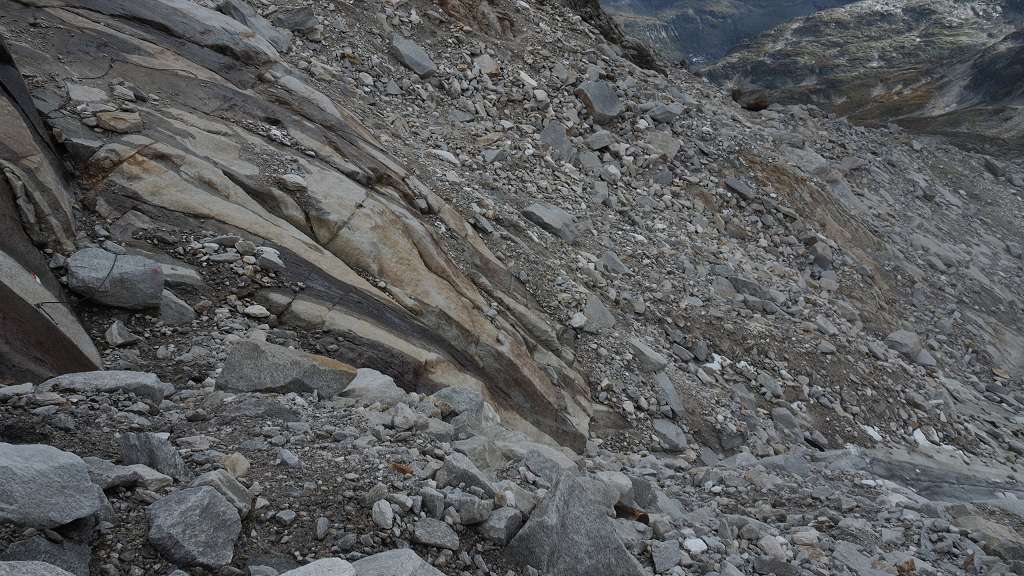 Foto: Datzi / Wandertour / Von der Rudolfshütte auf das Hohe Fürleg / Die gesicherte Querung oberhalb des Gletschers. Unterhalb des glatten Felsen ist es leichter / 15.11.2015 13:14:04